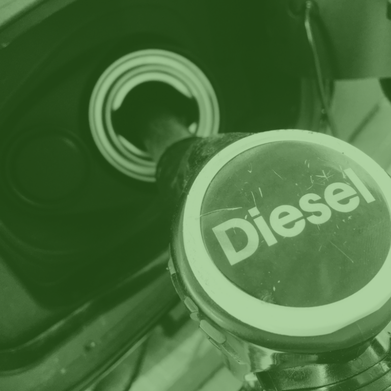 Boquilla de una bomba de diésel ingresando al tanque de un vehículo, representando el ahorro y eficiencia en el consumo de combustible. Carga de diésel: eficiencia y ahorro en combustible