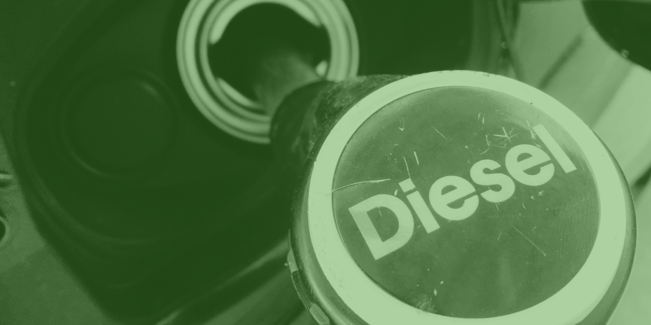 Boquilla de una bomba de diésel ingresando al tanque de un vehículo, representando el ahorro y eficiencia en el consumo de combustible. Carga de diésel: eficiencia y ahorro en combustible