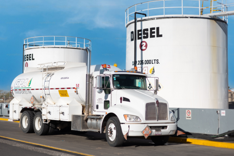 Combustóleo de Sonora con tanques de diésel y combustóleo listo para cargar y distrivuir calidad en el noroeste de méxico