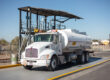 Camión cisterna de Combustóleo de Sonora en estación de carga, listo para la distribución segura y eficiente de combustible