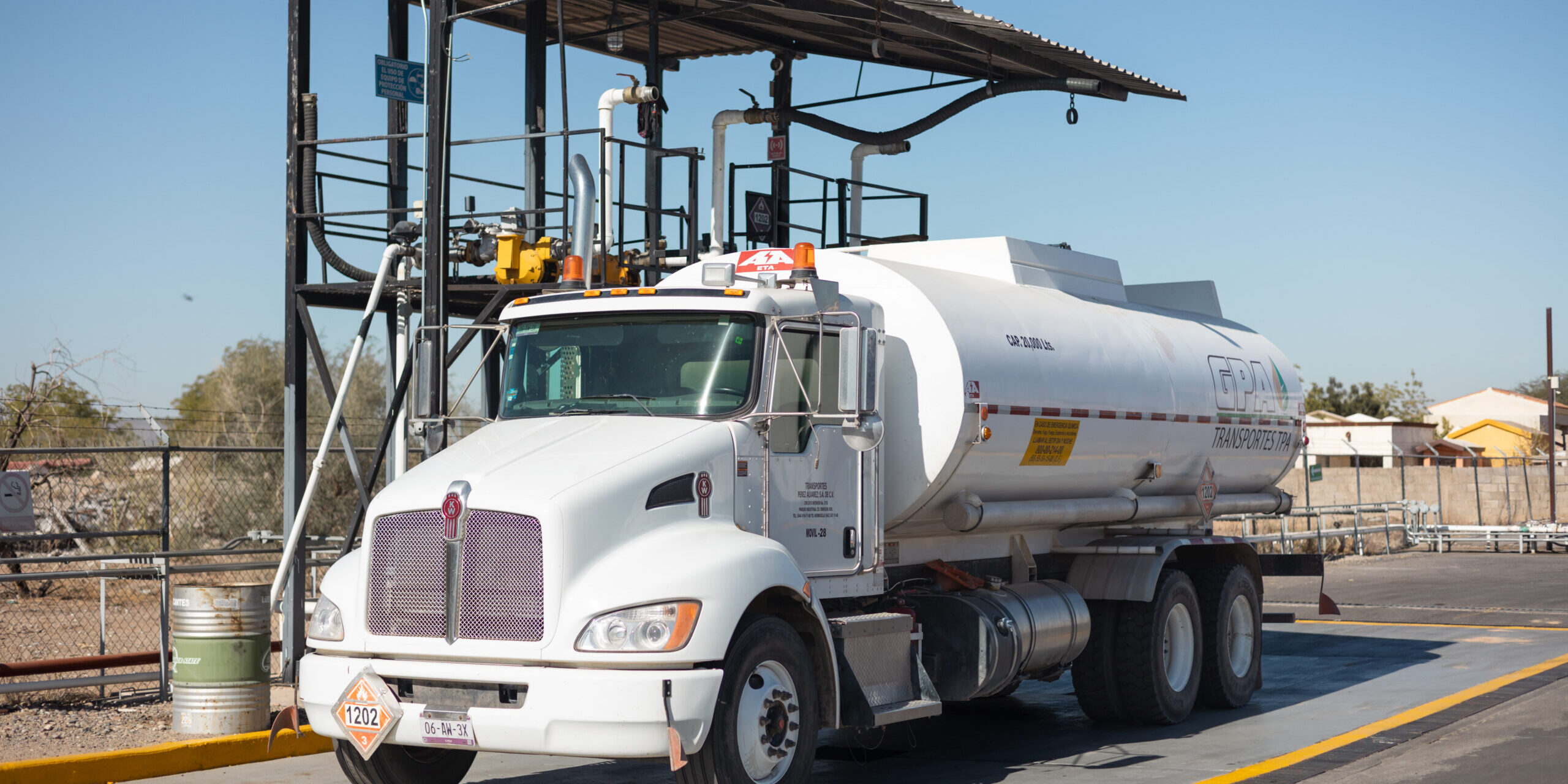 Camión cisterna de Combustóleo de Sonora en estación de carga, listo para la distribución segura y eficiente de combustible
