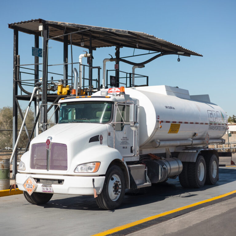 Camión cisterna de Combustóleo de Sonora en estación de carga, listo para la distribución segura y eficiente de combustible