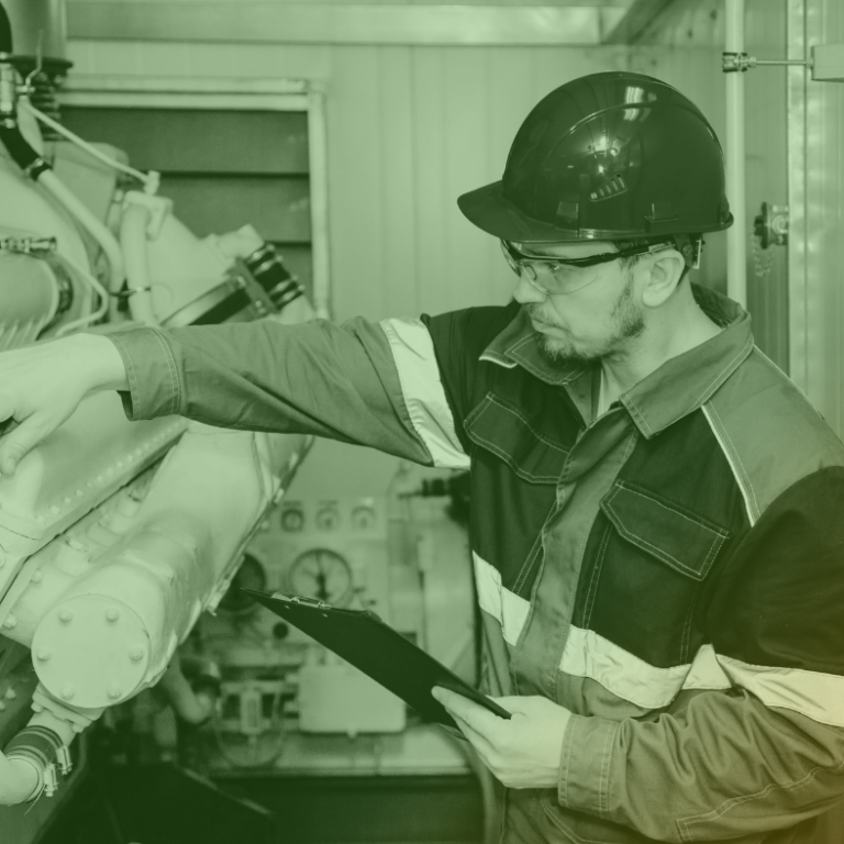 Técnico industrial inspeccionando maquinaria pesada en una planta de operaciones, asegurando el correcto funcionamiento del equipo.