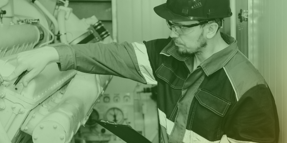 Técnico industrial inspeccionando maquinaria pesada en una planta de operaciones, asegurando el correcto funcionamiento del equipo.