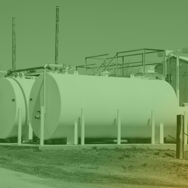 Tanques de almacenamiento de combustible instalados en una planta industrial, garantizando un suministro seguro y eficiente