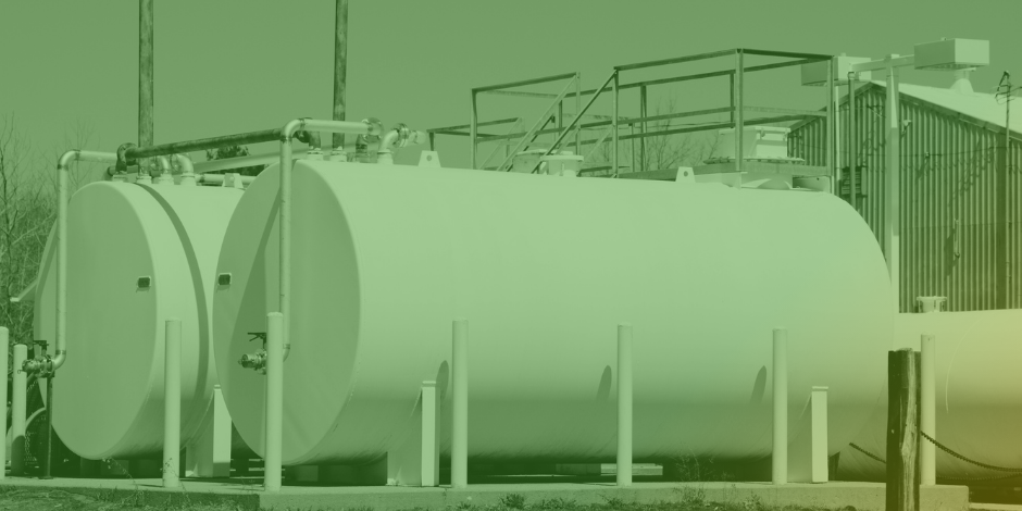 Tanques de almacenamiento de combustible instalados en una planta industrial, garantizando un suministro seguro y eficiente