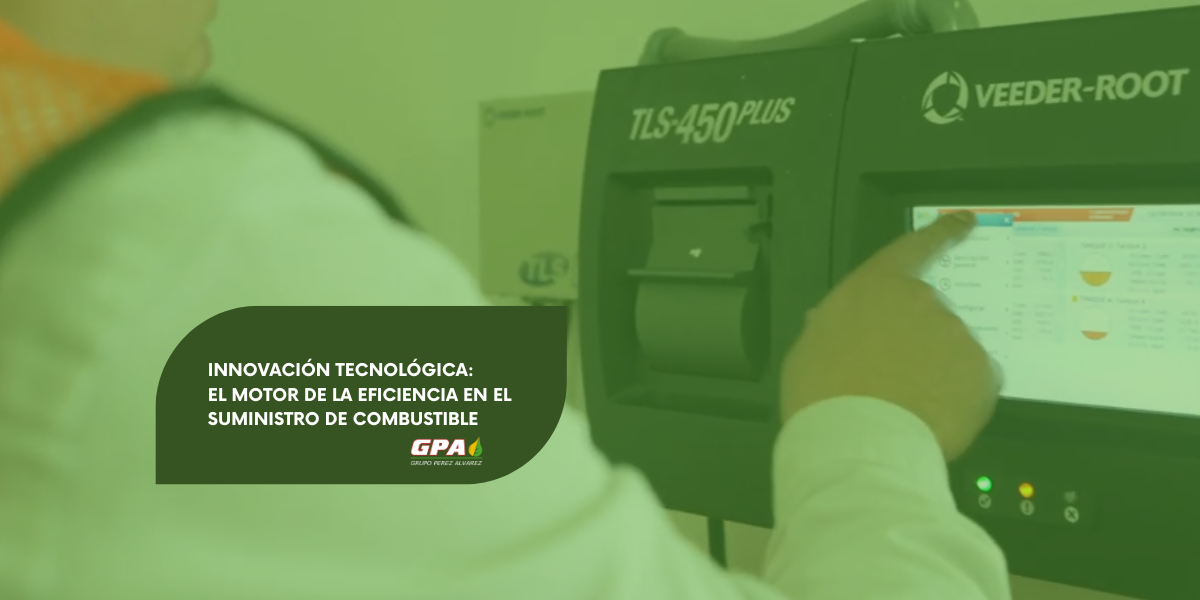 Operador utilizando un sistema de monitoreo digital Veeder-Root TLS-450 Plus para el control de suministro de combustible.