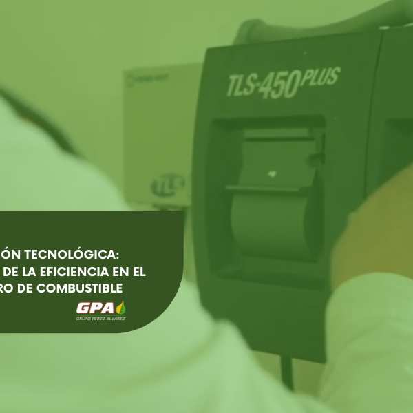 Operador utilizando un sistema de monitoreo digital Veeder-Root TLS-450 Plus para el control de suministro de combustible.