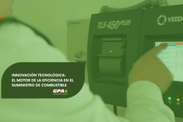 Operador utilizando un sistema de monitoreo digital Veeder-Root TLS-450 Plus para el control de suministro de combustible.