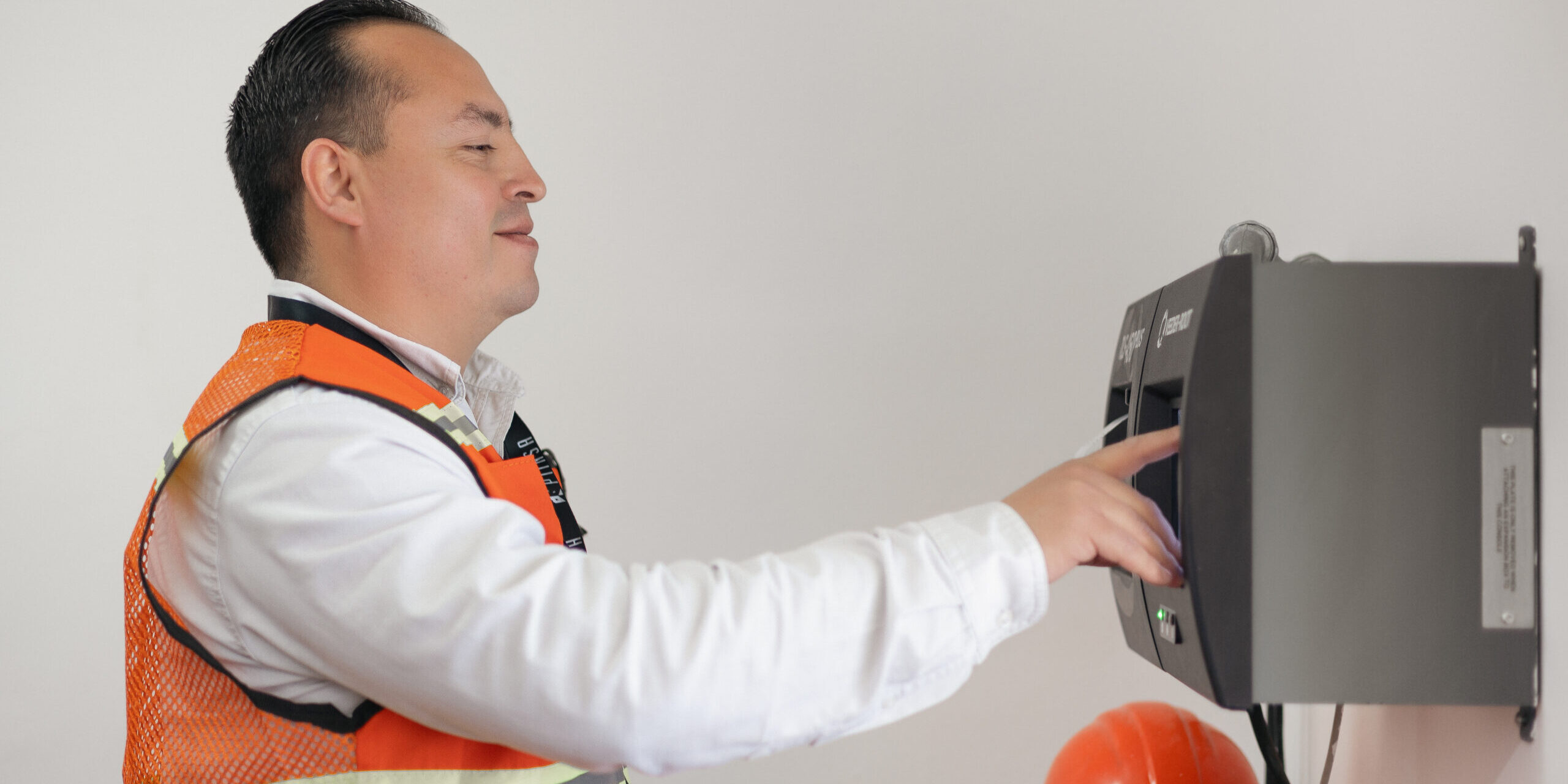 Operador supervisando el monitoreo satelital de diésel en tiempo real para garantizar seguridad y eficiencia en el transporte de combustible.