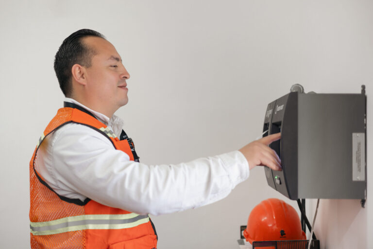 Operador supervisando el monitoreo satelital de diésel en tiempo real para garantizar seguridad y eficiencia en el transporte de combustible.